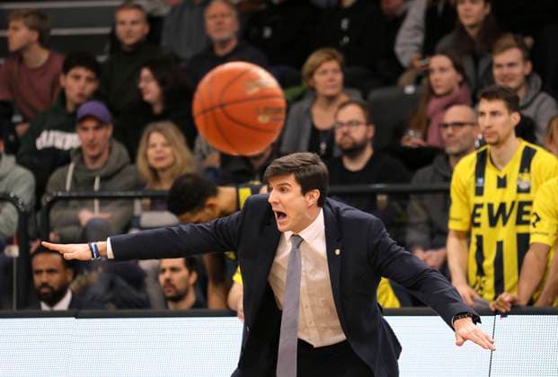 Coach Pedro Calles ( EWE Baskets ) Basketball Herren BBL am Di. 27.12.2022 Hamburg Towers - EWE Baskets Oldenburg