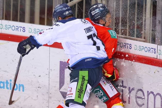Sport Themen der Woche KW01 Sport Bilder des Tages Düsseldorf, 04.01.2023, Eishockey, Penny DEL, 39. Spieltag, PSD-BANK Dome, Düsseldorfer EG - Straubing Tigers: Travis Turnbull von Straubing Tigers stoppt Düsseldorfs Nicolas Geitner mit einem Check in die Bande NRW Deutschland *** Düsseldorf, 04 01 2023, ice hockey, penny DEL, 39 Spieltag, PSD BANK Dome, Düsseldorfer EG Straubing Tigers Travis Turnbull of Straubing Tigers stops Düsseldorfs Nicolas Geitner with a check into the boards NRW Germany