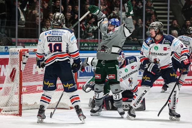 Sport Themen der Woche KW01 Sport Bilder des Tages DEL Augsburger Panther - Iserlohn Roosters 04.01.2023 Terry BROADHURST (AEV 37) jubelt mit seinen Teamkollegen ueber das Siegtor zum 2-1 in der Overtime *** DEL Augsburg Panthers Iserlohn Roosters 04 01 2023 Terry BROADHURST AEV 37 cheers with his teammates over the winning goal to 2 1 in overtime Copyright: xBEAUTIFULxSPORTS Goldbergx