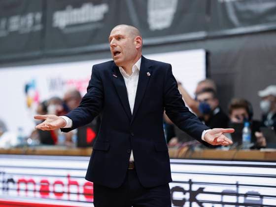 04.01.2023, Wuerzburg Baskets vs. Brose Bamberg, easyCredit BBL, 13. Spieltag, Deutschland, Wuerzburg, tectake-Arena, Im Bild: Verwunderung bei Head-Coach Oren Amiel (Brose Bamberg) Copyright: HMBxMedia xJulienxBecker