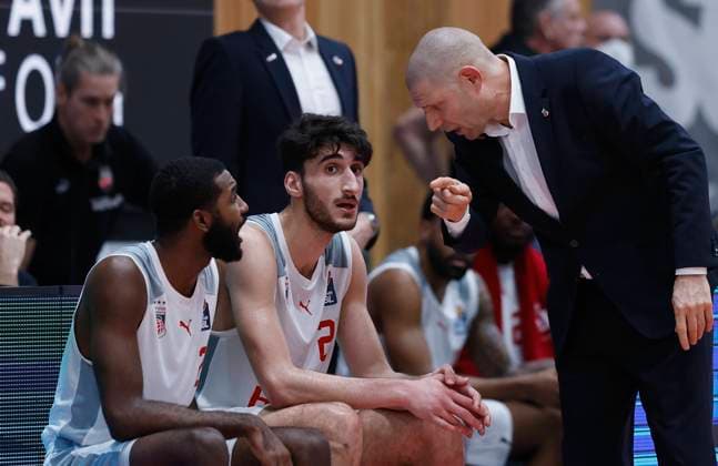 04.01.2023, Basketball, BBL, Hauptrunde, Wuerzburg Baskets - Brose Bamberg, GER, Wuerzburg, tectake Arena Bild: v. li. Amir Bell (Brose Bamberg), Gabriel Chachashvili (Brose Bamberg) und Head-Coach Oren Amiel (Brose Bamberg) Copyright: HMBxMedia xHeikoxBecker