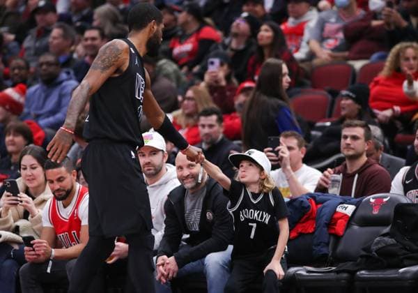 Sport Themen der Woche KW01 Sport Bilder des Tages CHICAGO, IL - JANUARY 04: Brooklyn Nets Guard Kyrie Irving (11) greets a fan during a NBA, Basketball Herren, USA game between the Brooklyn Nets and the Chicago Bulls on January 4, 2023 at the United Center in Chicago, IL. (Photo by Melissa Tamez Icon Sportswire) NBA: JAN 04 Nets at Bulls Icon23010420