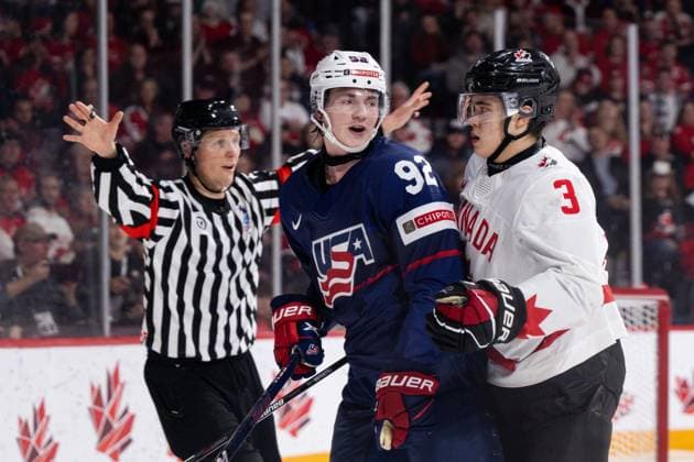 230105 Logan Cooley of USA and Olen Zellweger of Canada during the 2023 IIHF World Junior Championship semifinal between USA and Canada on January 5, 2023 in Halifax. Photo: Simon Hastegard BILDBYRAN kod SH SH0402 ishockey Ice hockey, Eishockey jvm junior-vm u20 2023 iihf world junior championship world juniors semifinal semifinals usa canada kanada bbeng Copyright: SIMONxHASTEGARD BB230105SH029