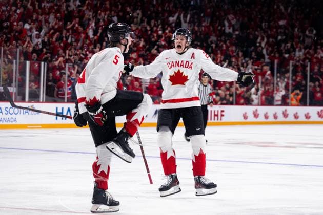 230105 Brandt Clarke and Ethan Del Mastro of Canada celebrate the 2-5 goal during the 2023 IIHF World Junior Championship semifinal between USA and Canada on January 5, 2023 in Halifax. Photo: Simon Hastegard BILDBYRAN kod SH SH0402 ishockey Ice hockey, Eishockey jvm junior-vm u20 2023 iihf world junior championship world juniors semifinal semifinals usa canada kanada bbeng jubel Copyright: SIMONxHASTEGARD BB230105SH036