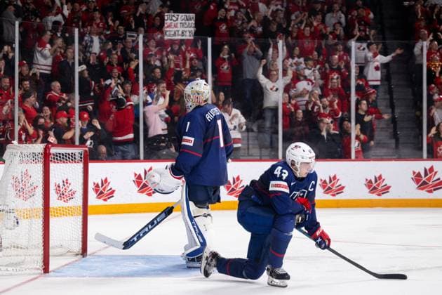230105 Luke Hughes and goaltender Trey Augustine of USA look dejected after the 2-5 goal during the 2023 IIHF World Junior Championship semifinal between USA and Canada on January 5, 2023 in Halifax. Photo: Simon Hastegard BILDBYRAN kod SH SH0402 ishockey Ice hockey, Eishockey jvm junior-vm u20 2023 iihf world junior championship world juniors semifinal semifinals usa canada kanada bbeng depp Copyright: SIMONxHASTEGARD BB230105SH037
