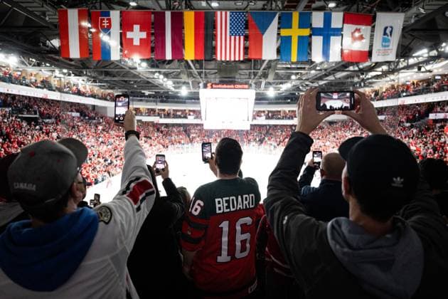 230105 Fans of Canada during the 2023 IIHF World Junior Championship semifinal between USA and Canada on January 5, 2023 in Halifax. Photo: Simon Hastegard BILDBYRAN kod SH SH0402 ishockey Ice hockey, Eishockey jvm junior-vm u20 2023 iihf world junior championship world juniors semifinal semifinals usa canada kanada bbeng Connor Bedard Copyright: SIMONxHASTEGARD BB230105SH039