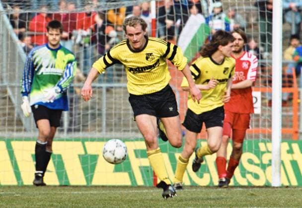 RECORD DATE NOT STATED Aus 2. Bl. Saison 1992 93 Hannover 96 - VfB Leipzig 1:1 am 13.03.1993. Im Foto: Han96 Spieler ist Milos Djelmas *** From 2 Bl season 1992 93 Hannover 96 VfB Leipzig 1 1 on 13 03 1993 In photo Han96 player is Milos Djelmas