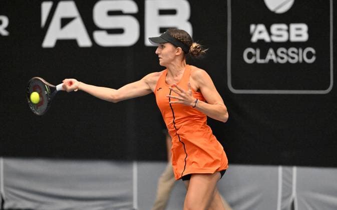 5th January 2022: Auckland, New Zealand: Spain s Rebeka Masarova. China s Lin Zhu on Day 4 of the women s ASB Classic at the ASB Tennis Arena, Auckland, New Zealand  ActionPlus12464937 AndrewxCornaga