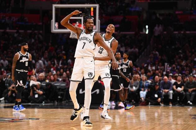 LOS ANGELES, CA - NOVEMBER 12: Brooklyn Nets Forward Kevin Durant (7) and Brooklyn Nets Center Nic Claxton (33) celebrate during a NBA, Basketball Herren, USA game between the Brooklyn Nets and the Los Angeles Clippers on November 12, 2022 at Crypto.com Arena in Los Angeles, CA. (Photo by Brian Rothmuller Icon Sportswire) NBA: NOV 12 Nets at Clippers Icon221112135