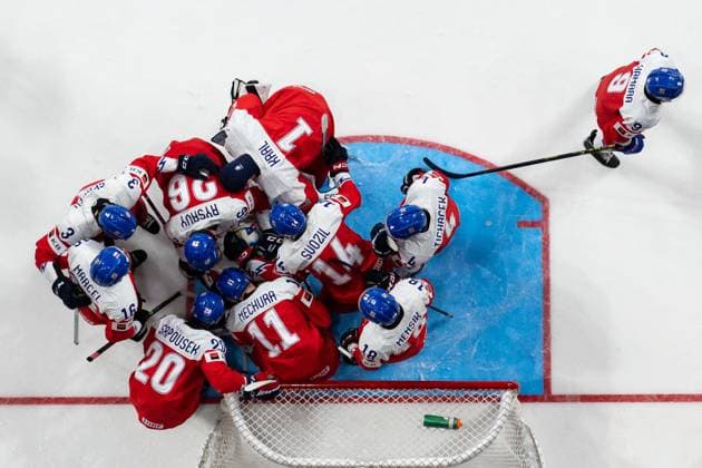 230106 Players of Czech Republic gathered with goaltender Tomas Suchanek after the 2023 IIHF World Junior Championship final between Czech Republic and Canada on January 6, 2023 in Halifax. Photo: Simon Hastegard BILDBYRAN kod SH SH0405 ishockey Ice hockey, Eishockey jvm junior-vm u20 2023 iihf world junior championship world juniors final tjeckien czech republic canada kanada bbeng depp Copyright: SIMONxHASTEGARD BB230106SH043