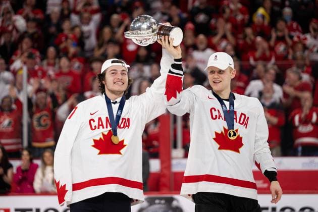 230106 Players of Canada celebrate with the trophy after the 2023 IIHF World Junior Championship final between Czech Republic and Canada on January 6, 2023 in Halifax. Photo: Simon Hastegard BILDBYRAN kod SH SH0405 ishockey Ice hockey, Eishockey jvm junior-vm u20 2023 iihf world junior championship world juniors final tjeckien czech republic canada kanada bbeng Copyright: SIMONxHASTEGARD BB230106SH055