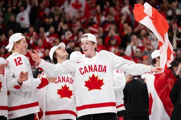 230106 Brandt Clarke of Canada celebrates after the 2023 IIHF World Junior Championship final between Czech Republic and Canada on January 6, 2023 in Halifax. Photo: Simon Hastegard BILDBYRAN kod SH SH0405 ishockey Ice hockey, Eishockey jvm junior-vm u20 2023 iihf world junior championship world juniors final tjeckien czech republic canada kanada bbeng jubel vm-guld Copyright: SIMONxHASTEGARD BB230106SH059