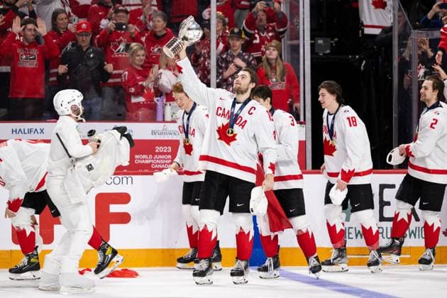 230106 Shane Wright of Canada celebrates with the trophy after the 2023 IIHF World Junior Championship final between Czech Republic and Canada on January 6, 2023 in Halifax. Photo: Simon Hastegard BILDBYRAN kod SH SH0405 ishockey Ice hockey, Eishockey jvm junior-vm u20 2023 iihf world junior championship world juniors final tjeckien czech republic canada kanada bbeng jubel vm-guld guld Copyright: SIMONxHASTEGARD BB230106SH080