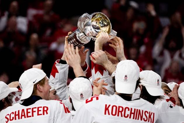 230106 Players of Canada celebrate with the trophy after the 2023 IIHF World Junior Championship final between Czech Republic and Canada on January 6, 2023 in Halifax. Photo: Simon Hastegard BILDBYRAN kod SH SH0405 ishockey Ice hockey, Eishockey jvm junior-vm u20 2023 iihf world junior championship world juniors final tjeckien czech republic canada kanada bbeng jubel vm-guld guld Copyright: SIMONxHASTEGARD BB230106SH082