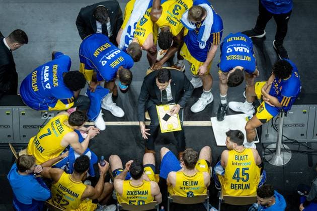Basketball Berlin 05.01.2023 Saison 2022 2023 Euroleague Regular Season Alba Berlin - Cazoo Baskonia Vitoria-Gasteiz Israel Gonzalez (Alba Berlin, Trainer) Auszeit