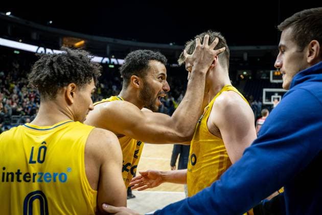 Basketball Berlin 05.01.2023 Saison 2022 2023 Euroleague Regular Season Alba Berlin - Cazoo Baskonia Vitoria-Gasteiz Jubel nach dem Sieg Johannes Thiemann (Alba Berlin, No.32) Ben Lammers (Alba Berlin, No.44) Maodo Lo (Alba Berlin, No.00) Tim Schneider (Alba Berlin, No.10) re.
