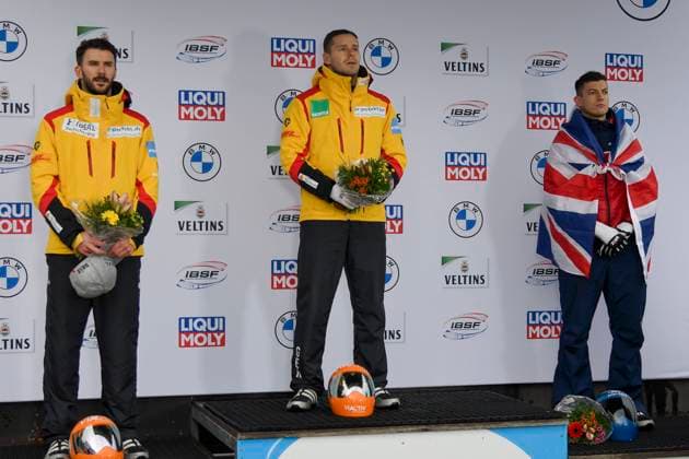 Bilder des Jahres 2023, Sport 01 Januar Sport Themen der Woche KW01 Sport Bilder des Tages vl. JUNGK Axel GER GROTHEER Christopher GER WESTON Matt GBR Siegerehrung 06.01.2023 ¢ Skeleton Herren ¢ BMW IBSF Weltcup Bob & Skeleton in Winterberg, Veltins-Arena, NRW Germany *** vl JUNGK Axel GER GROTHEER Christopher GER WESTON Matt GBR Award Ceremony 06 01 2023 ¢ Skeleton Men ¢ BMW IBSF World Cup Bob Skeleton in Winterberg, Veltins Arena, NRW Germany Copyright: xpepphotox xHorstxMauelshagenx pep00321, pep_20230106_hm