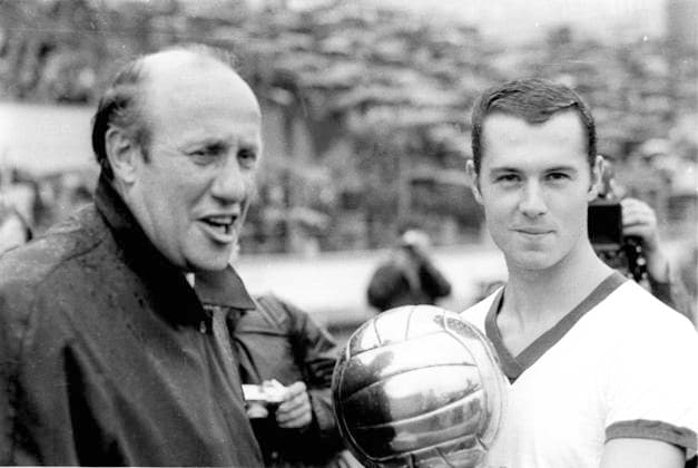 Franz Beckenbauer (FC Bayern München) Fussballer des Jahres am 17.08.1968 , links Bundestrainer Helmut Schön *** Franz Beckenbauer FC Bayern Munich footballer of the year on 17 08 1968 , left national coach Helmut Schön HM