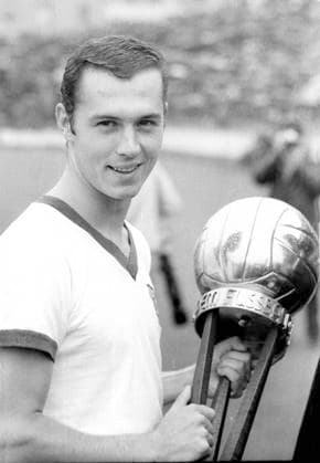 Franz Beckenbauer (FC Bayern München) Fussballer des Jahres am 17.08.1968 mit der Trophae vor dem Spiel FC Bayern - 1. FC Kaiserslautern *** Franz Beckenbauer FC Bayern Munich Footballer of the Year on 17 08 1968 with the trophy before the match FC Bayern 1 FC Kaiserslautern HM