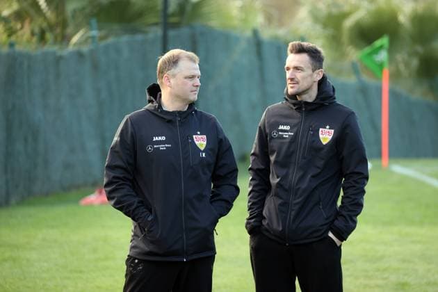 06.01.23 VfB Stuttgart Trainingslager Marbella 2023 Spanien, Marbella, 06.01.2023, Fussball, Bundesliga, VfB Stuttgart Trainingslager Marbella 2023: v.l. Fabian Wohlgemuth (Sportdirektor), Christian Gentner (Leiter Lizenzspielerabteilung).