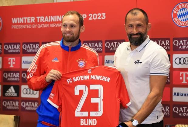 Sport Themen der Woche KW01 Sport Bilder des Tages 07.01.2023, Fussball 1. Bundesliga 2022 2023, Trainingslager FC Bayern München in Doha, Katar, in der Aspire-Academy. Pressekonferenz im Mannschaftshotel, Sportdirektor Hasan Salihamidzic (re, Bayern München) mit Neuzugang Daley Blind (FC Bayern München), stolz präsentieren sie das FCB-Trikot mit der Nr 23 für Blind. *** 07 01 2023, Football 1 Bundesliga 2022 2023, training camp FC Bayern Munich in Doha, Qatar, in the Aspire Academy press conference in the team hotel, sports director Hasan Salihamidzic re, Bayern Munich with newcomer Daley Blind FC Bayern Munich , proudly present the FCB jersey with the No. 23 for Blind