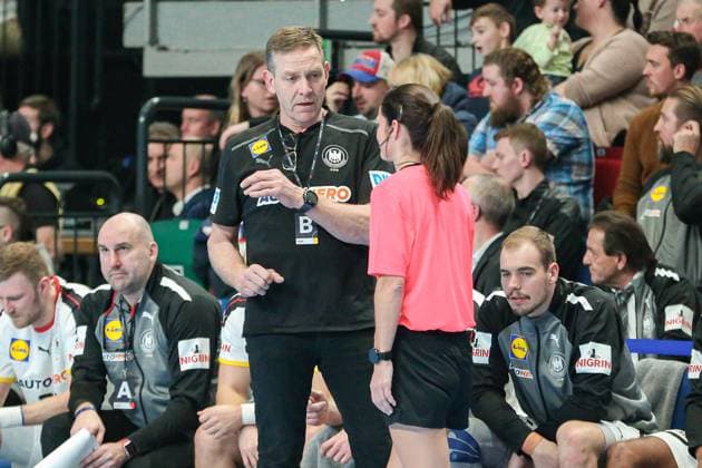 v.li.: Alfred Gislason (Trainer, Bundestrainer, Deutschland) im Gespräch mit Schiedsrichterin Maike Merz, 07.01.2023, Bremen (Deutschland), Handball, Länderspiel, Deutschland - Island