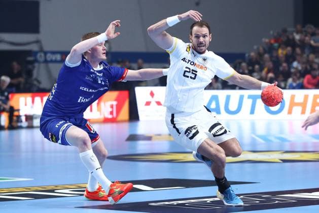 Sport Themen der Woche KW01 Sport Bilder des Tages 07.01.2023, xgox, Handball - Laenderspiel, Deutschland - Island emspor, v.l. Ymir Oern Gislason (Island, 11), Kai Haefner (Deutschland, 25) Zweikampf, Duell, Kampf, tackle Bremen *** 07 01 2023, xgox, Handball Laenderspiel, Germany Iceland emspor, v l Ymir Oern Gislason Iceland, 11 , Kai Haefner Germany, 25 duel, duel, fight, tackle Bremen