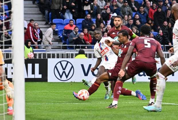 Sael Kumbedi (lyon) vs Habib Maiga (metz) FOOTBALL: Olympique Lyonnais vs FC Metz - 32e Coupe de France - 07 01 2023 FredericChambert Panoramic 