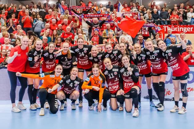 Bilder des Jahres 2023, Sport 01 Januar Sport Themen der Woche KW01 Siegerfoto Thueringer HC mit den Fans; Jubel, celebration; Fans, Publikum, Zuschauer, Stimmung, 1 7 2023, Bad Langensalza (Deutschland), Handball, EHF European League Women, Thueringer HC - Paris 92 *** Winning photo Thueringer HC with the fans cheering, celebration fans, audience, spectators, atmosphere, 1 7 2023, Bad Langensalza Germany , Handball, EHF European League Women, Thueringer HC Paris 92 xprx