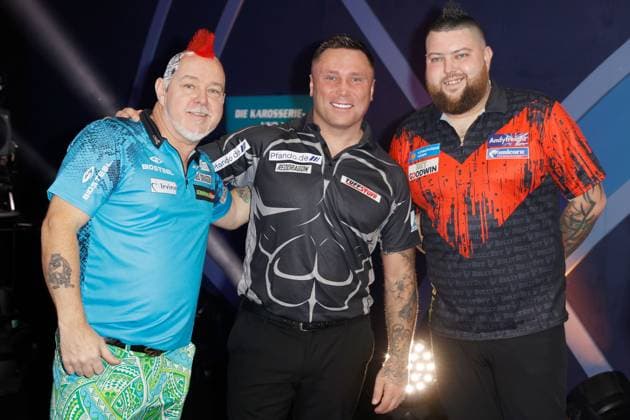 Sport Themen der Woche KW01 Fototermin zur Pro7 Promis Darts WM 2023 im Maritim Hotel Düsseldorf, 07.01.2023 Peter Wright Snakebite , Gerwyn Price The Iceman , Michael Smith Bully Boy *** Photo session for the Pro7 Promis Darts World Championship 2023 at the Maritim Hotel Düsseldorf, 07 01 2023 Peter Wright Snakebite , Gerwyn Price The Iceman , Michael Smith Bully Boy xTSx