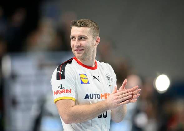 Lukas MERTENS (GER) klatscht, klatschend, Gestik, Geste, bedankt sich bei den Fans nach dem Spiel, Handball Laenderspiel der Maenner, Freundschaftsspiel, Deutschland (GER) - Island (ISL), am 07.01.2023 in Bremen Deutschland. Â