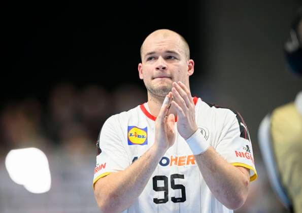 Paul DRUX (GER) klatscht, klatschend, Gestik, Geste, bedankt sich bei den Fans nach dem Spiel, Handball Laenderspiel der Maenner, Freundschaftsspiel, Deutschland (GER) - Island (ISL), am 07.01.2023 in Bremen Deutschland. Â
