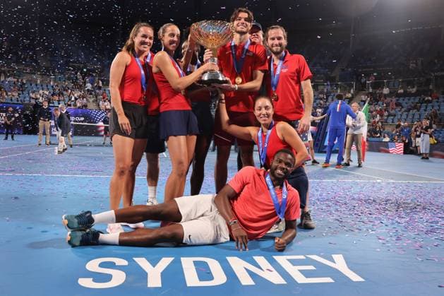 Bilder des Jahres 2023, Sport 01 Januar Sport Themen der Woche KW01 TENNIS UNITED CUP FINAL, Team USA hold up the Trophy after defeating Italy during the 2023 United Cup Final tennis match between Italy and the USA at Ken Rosewall Arena in Sydney, Sunday, January 8, 2023. ( NO ARCHIVING, EDITORIAL USE ONLY, NO USE IN BOOKS WITHOUT CONSENT SYDNEY NEW SOUTH WALES AUSTRALIA  Copyright: xMARKxEVANSx 20230108001750110285