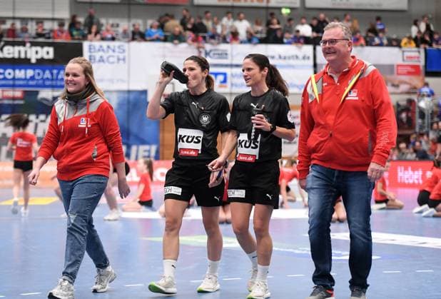 Handball 2. Bundesliga 2022 2023 HBW Balingen Weilstetten - 1. VfL Potsdam Schiedsrichterinnen Maike Merz (2,v.li.) und Tanja Kuttler (2.v.re)