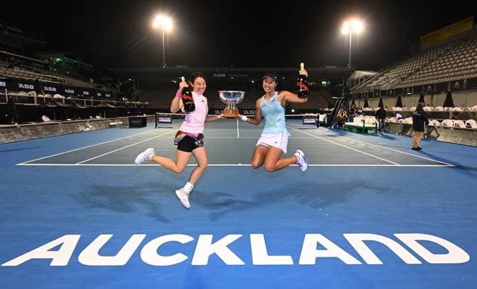 8th January 2022: Auckland, New Zealand: Winners of the doubles final, Japan s Miyu Kato and Indonesia s Aldila Sutjiadi (R) with the ball boys and girls at the ASB Classic. ASB Tennis Arena, Auckland, New Zealand  ActionPlus12466084 AndrewxCornaga
