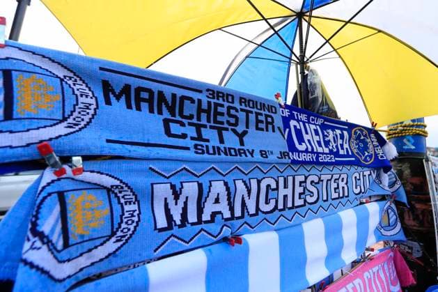 Emirates FA Cup Manchester City v Chelsea Scarves for sale outside the Etihad Stadium ahead of the Emirates FA Cup Third Round match Manchester City vs Chelsea at Etihad Stadium, Manchester, United Kingdom, 8th January 2023 (Photo by Conor Molloy News Images) Manchester Etihad Stadium Manchester United, ManU Kingdom Copyright: xConorxMolloy NewsxImagesx