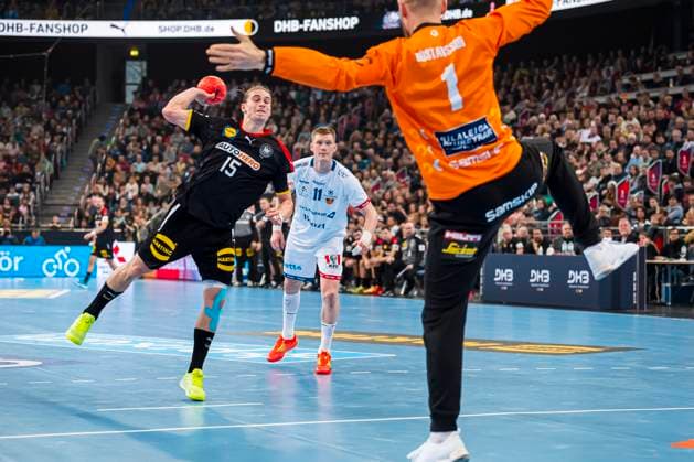 Sport Themen der Woche KW01 Bremen, 08. Januar 2023: Handball Maenner Laenderspiel, Deutschland vs. Island v.li. Juri Knorr (Deutschland Rhein-Neckar Loewen), Torhueter Bjoergvin Gustavsson (Island) Hannover ZAG Arena Deutschland *** Bremen, 08 January 2023 Handball Maenner Laenderspiel, Germany vs Iceland v li Juri Knorr Germany Rhein Neckar Loewen , Torhueter Bjoergvin Gustavsson Iceland Hannover ZAG Arena Germany