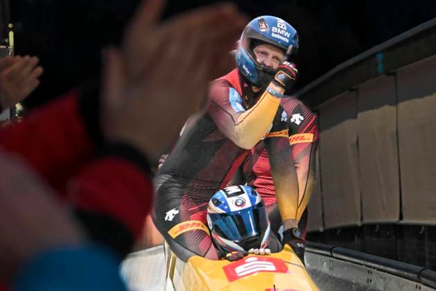 Bilder des Jahres 2023, Sport 01 Januar Sport Themen der Woche KW01 FRIEDRICH Francesco GER MARGIS Thorsten BAUER Candy Siegerpose im Zielauslauf 08.01.2023 ¢ Viererbob Herren ¢ BMW IBSF Weltcup Bob & Skeleton in Winterberg, Veltins-Arena, NRW Germany *** FRIEDRICH Francesco GER MARGIS Thorsten BAUER Candy winning pose at the finish 08 01 2023 ¢ Four-man bob men ¢ BMW IBSF World Cup Bob Skeleton in Winterberg, Veltins Arena, NRW Germany Copyright: xpepphotox xHorstxMauelshagenx pep00321, pep_20230108_hm