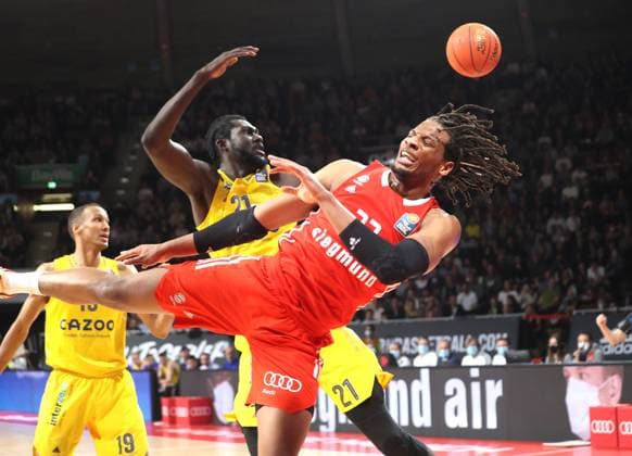 Sport Themen der Woche KW01 Berlins 21 Christ KOUMADJE vs Bayern 33 Freddie GILESPPIE. Basketball, FC Bayern - Berlin am 8.01.2023. Basketball Bundesliga, FC Bayern München Basketball - ALBA Berlin, Saison 2022-2023 in Muenchen, A U D I D O M E, Deutschland. Quelle Copyright Credit : Oryk HAIST *** Berlins 21 Christ KOUMADJE vs Bayern 33 Freddie GILESPPIE Basketball, FC Bayern Berlin on 8 01 2023 Basketball Bundesliga, FC Bayern Munich Basketball ALBA Berlin, 2022 2023 season in Munich, A U D I D O M E, Germany Source Copyright Credit Oryk HAIST xBASKETBALL-BAYERN-BERLINx