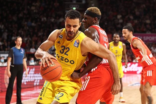 Johannes Thiemann (ALBA BERLIN, 32) setzt sich gegen Isaac Bonga (Bayern Basketball, 9) durch. GER, FC Bayern Basketball vs. ALBA BERLIN, Basketball, easyCredit Basketball Bundesliga, Saison 2022 2023, 08.01.2023, GER, FC Bayern Basketball vs. ALBA BERLIN, Basketball, easyCredit Basketball Bundesliga, Saison 2022 2023, 08.01.2023, Muenchen Copyright: xEibner-Pressefoto MarcelxEngelbrechtx EP_MET