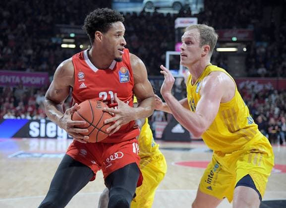 08.01.2023, xemx, Basketball BBL Bundesliga, FC Bayern Muenchen Basketball - Alba Berlin emspor, v.l. Augustine Rubit (FC Bayern Basketball), Luke Sikma (Alba Berlin) Zweikampf, Aktion, action, battle for the ball Muenchen