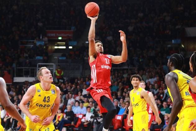 21 Augustine Rubit (mit Ball) (FCBB) gegen 43 Luke Sikma (Alba Berlin) Zweikampf Basketball Easycredit BBL FC Bayern Basketball - Alba Berlin Audi Dome 08.01.2023 FOTO: Mladen Lackovic LakoPress