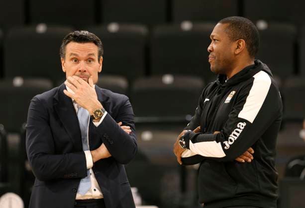 Raoul Korner ( Towers Coach , links ) fachsimpelt mit dem Ulmer Co-Trainer Tyron McCoy ( ex-Profi bei EWE Baskets , rechts ) Basketball Herren BBL am Sa. 07.01.2023 Hamburg Towers - Ratiopharm ULM 65 - 80