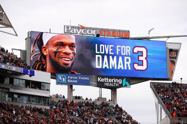 Sport Themen der Woche KW01 Sport Bilder des Tages CINCINNATI, OH - JANUARY 08: Love for Damar is displayed on the scoreboard for Buffalo Bills Damar Hamlin before the game against the Baltimore Ravens and the Cincinnati Bengals on January 8, 2023, at Paycor Stadium in Cincinnati, OH. (Photo by Ian Johnson Icon Sportswire) NFL, American Football Herren, USA JAN 08 Ravens at Bengals Icon230108016