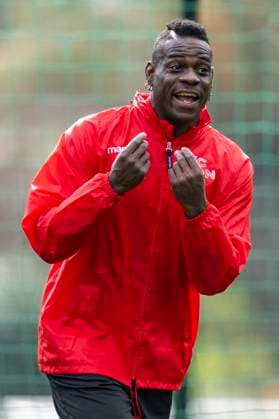 Sport Themen der Woche KW01 Sport Bilder des Tages Fußball: Trainingslager in Marbella, Testspiel VfB Stuttgart - FC Sion am 08.01.2023: Sions Mario Balotelli absolviert eine Laufeinheit. *** Soccer training camp in Marbella, test match VfB Stuttgart FC Sion on 08 01 2023 Sions Mario Balotelli completes a running session Copyright: xKirchner DavidxInderliedx