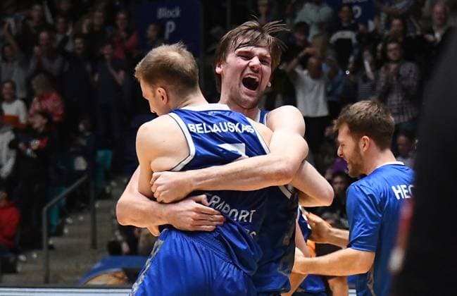 Sport Themen der Woche KW01 Sport Bilder des Tages 08.01.2023, xokbx, Basketball BBL Bundesliga, Frankfurt Skyliners - BG Göttingen emspor, v.l. Matt Haarms (Fraport Skyliners Frankfurt) und Laurynas Beliauskas (Fraport Skyliners Frankfurt) jubeln nach dem Sieg (DFL DFB REGULATIONS PROHIBIT ANY USE OF PHOTOGRAPHS as IMAGE SEQUENCES and or QUASI-VIDEO) Frankfurt am Main *** 08 01 2023, xokbx, Basketball BBL Bundesliga, Frankfurt Skyliners BG Göttingen emspor, v l Matt Haarms Fraport Skyliners Frankfurt and Laurynas Beliauskas Fraport Skyliners Frankfurt cheer after the victory DFL DFB REGULATIONS PROHIBIT ANY USE OF PHOTOGRAPHS as IMAGE SEQUENCES and or QUASI VIDEO Frankfurt am Main