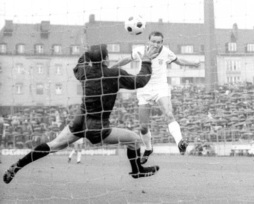 FC Bayern München - 1.FC Kaiserslautern 2:0 17.08.1968 Tor 1:0 durch Rainer Ohlhauser (Bayern) gegen Torwart Wolfgang Schnarr (FCK) *** FC Bayern München 1 FC Kaiserslautern 2 0 17 08 1968 goal 1 0 by Rainer Ohlhauser Bayern against goalkeeper Wolfgang Schnarr FCK HM