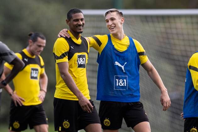 Sport Themen der Woche KW02 Sport Bilder des Tages Fußball: Trainingslager von Borussia Dortmund am 09.01.2023 in Marbella (Spanien). Sebastien Haller (links) im Gespräch mit Nico Schlotterbeck *** Soccer training camp of Borussia Dortmund on 09 01 2023 in Marbella Spain Sebastien Haller left talking with Nico Schlotterbeck Copyright: xKirchner MarcoxSteinbrennerx