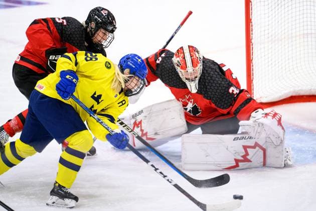 230109 Moa Gustafsson of Sweden against goaltender Hannah Clark of Canada during the 2023 IIHF U18 Women s World Championship, WM, Weltmeisterschaft game between Sweden and Canada on January 9, 2023 in Östersund. Photo: Mathilda Ahlberg BILDBYRAN kod MA MA0369 ishockey Ice hockey, Eishockey u18 vm u18-vm 2023 iihf u18 womens world championship sverige sweden kanada canada dambbeng Copyright: MATHILDAxAHLBERG BB230109MA064