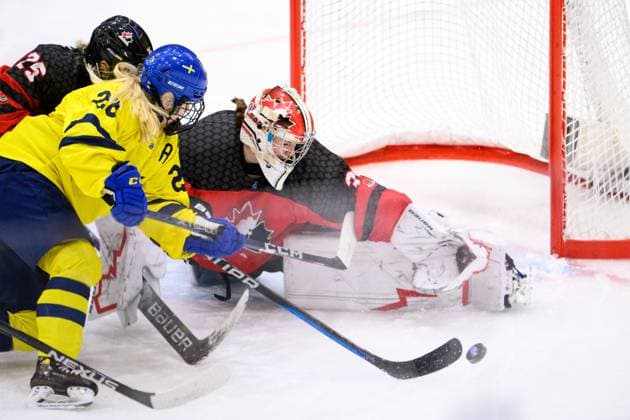 230109 Moa Gustafsson of Sweden against goaltender Hannah Clark of Canada during the 2023 IIHF U18 Women s World Championship, WM, Weltmeisterschaft game between Sweden and Canada on January 9, 2023 in Östersund. Photo: Mathilda Ahlberg BILDBYRAN kod MA MA0369 ishockey Ice hockey, Eishockey u18 vm u18-vm 2023 iihf u18 womens world championship sverige sweden kanada canada dambbeng Copyright: MATHILDAxAHLBERG BB230109MA066